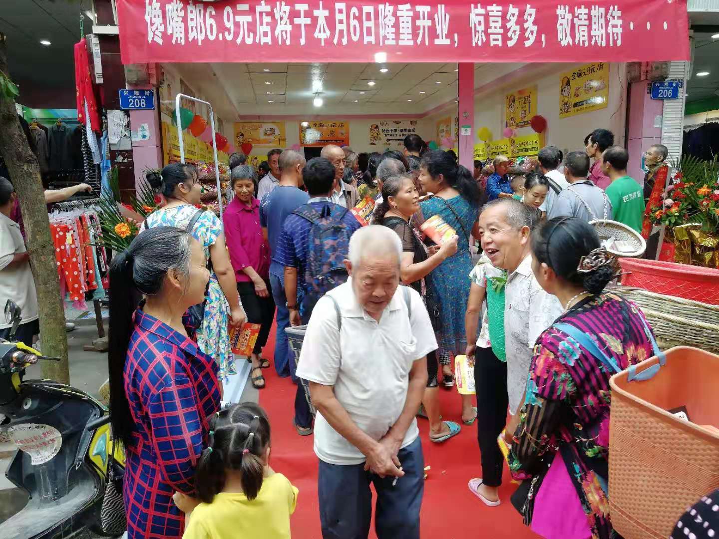 馋嘴郎重庆零食加盟店开业生意火爆，当日营业额高达19000元，现场人气爆棚