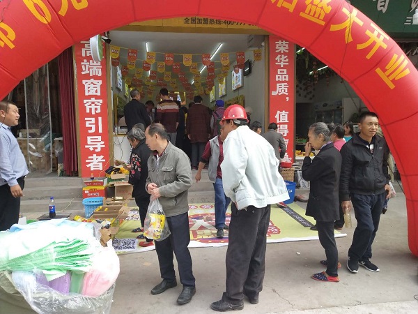 重庆连锁零食店加盟​：选馋嘴郎6元9零食工厂低风险创业