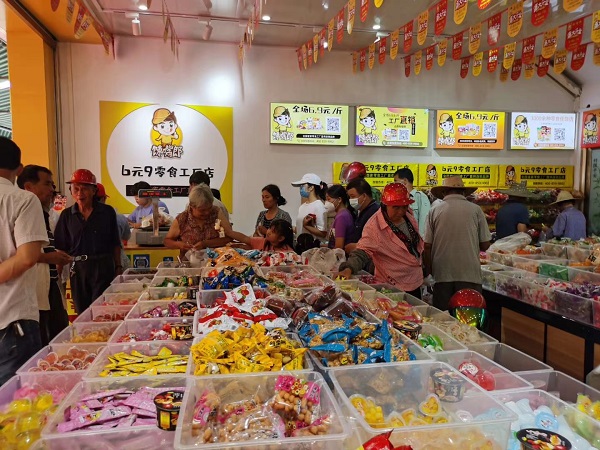 想在乡镇开个量贩零食店，加盟品牌连锁店怎么样？​